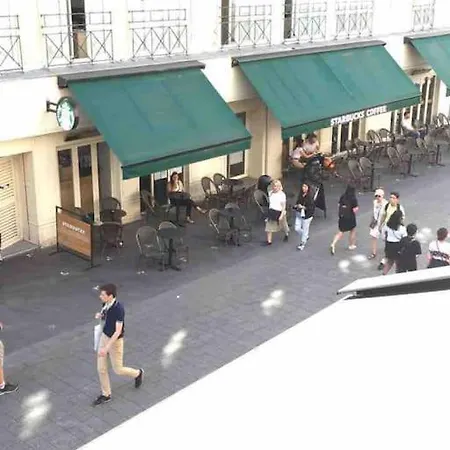 In Center Of Paris, Chatelet * París